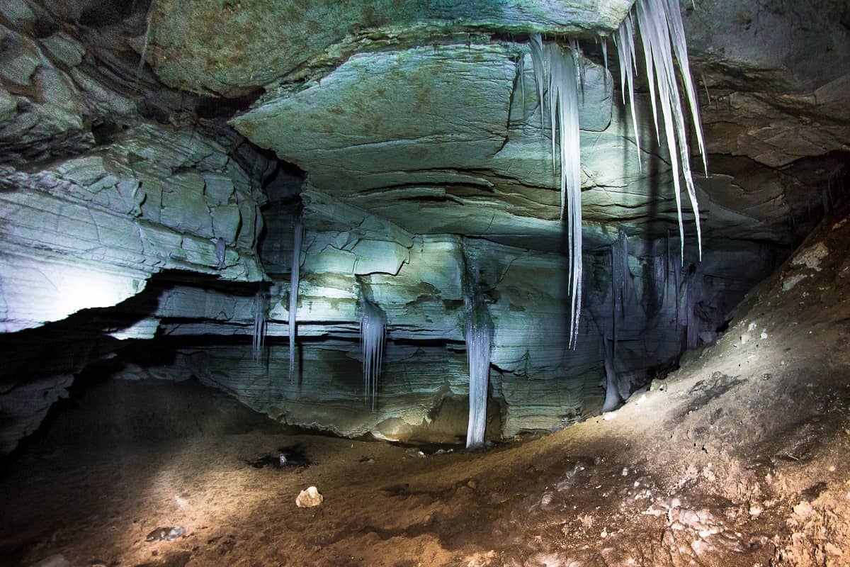 Большая Мечкинская пещера около кунгура